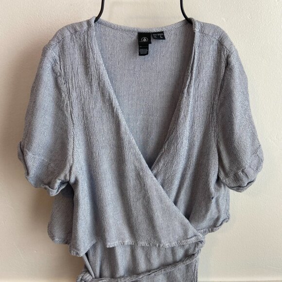 Volcom Gray & White Striped Short Sleeve Wrap Dress - Picture 5 of 10